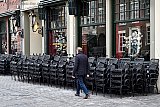 25-02-2021 Breda - De horeca in Breda wil na het zien van de beelden van overvolle parken de terrassen openen. Rijen met terrasstoelen zijn inmiddels al klaargezet. - Fotokrant