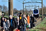 24-03-2019 Breda - Na een uur mochten de treinreizigers de trein verlaten en liepen langs het spoor naar de overweg om op bussen te wachten. - Fotokrant