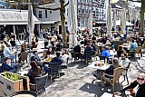 01-05-2021 Breda - De inwoners van Breda hebben massaal de horeca aan omzet geholpen door op het terras te gaan zitten. Dit terras aan de haven zit vol. - Fotokrant