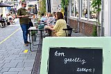 04-06-2021 Breda - Vanwege het mooie weer gaan in vrijwel de hele binnenstad veel mensen gezellig op het terras zitten. - Fotokrant