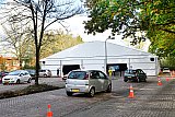 12-10-2020 Breda - Mensen die zich aangemeld hebben om een Coronatest te laten doen rijden af en aan de testtent in.
 - Fotokrant