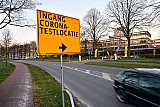 04-03-2022 Breda - Door carnaval en vakantiegangers zijn er veel besmettingen melden verschillende media. Ook zou het druk zijn bij de teststraten. Bij de teststraat in Breda staat geen file . Zo af en toe rijd er een auto het terrein op. (21 staan er op het terrein geparkeerd) .Het RIVM meld 68.345 positief geteste mensen. - Fotokrant