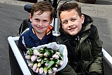 30-04-2022 Breda - Bredanaars konden tulpen kopen voor zichzelf , Maar ook werden er tulpen gekocht voor bejaarden. Die kregen deze gisteren als verrassing bezorgd. Deze kinderen kwamen samen met mama per bakfiets een bosje halen. - Fotokrant