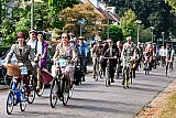 26-09-2021 Ulvenhout -  Achter de historische fiets volgde een peleton met wat modernere exemplaren. De ca 100 fietsers waren gekleed in klassieke kledij. Van Breda fietste men voor de lunch naar Ulvenhout en via Bavel ging men weer terug naar Breda. - Fotokrant