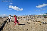 02-04-2023 Breda - Op het voormalige suikerfabriek terrein boven op de bietenbak, rennen kinderen in het zand tijdens de opening van het nieuwe park t'Zoet. - Fotokrant
