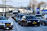 11-12-2021  Breda - Vanaf de richting van de snelweg A59 naar de binnenstad en de wijk Haagse Beemden liep het verkeer vast. Ondanks dat de winkel dicht ging bleven klanten komen. - Fotokrant