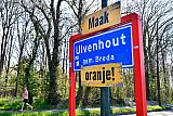 26-04-2021 Ulvenhout - Maak Ulvenhout oranje staat er in de aanloop naar Koningsdag op het plaatsnaambord. - Fotokrant