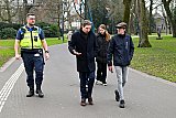 05-02-2026 Breda - Tijdens een wandeling door het Valkenberg vertelde wethouder Forster aan de uitgenodigde journalisten wat er allemaal voor maatregelen worden genomen om het park voor passanten nog veiliger te maken. - Fotokrant