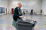 16-03-2022 Breda - Nadat de keuze is gemaakt kan het stemformulier in de kliko die fungeert als stembus. - Fotokrant