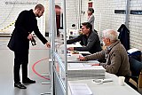16-03-2022 Breda - Bij binnenkomst in het stembureau werden ID en stempas gecontroleerd. Als dit in orde was kreeg de kiezer het stemformulier uitgereikt.  - Fotokrant