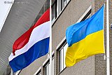 08-04-2022 Breda - Voor het stadskantoor hangen de vlaggen van Nederland en de Oekraine te wapperen. Het is 1 van de eerste dingen die vluchtelingen die uit de Oekraine komen zien als ze zich gaan melden in het stadskantoor. - Fotokrant