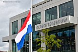 19–09-2019 Breda -  Vanwege de moord op advocaat Derk Wiersum hangt bij het gerechtsgebouw de vlag halfstok. Wiersum was ook rechter bij de rechtbank in Breda. De  moord op de advocaat word gezien als een “Aanslag op de rechtsstaat”. - Fotokrant