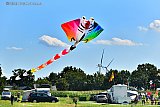 20-08-2023 Rijsbergen - Pech voor de Vliegerdagen in Rijsbergen. Door te weinig wind konden zondag heel wat vliegers niet de lucht in. Men moest het programma aanpassen. Deze prachtige vlieger ging wel de lucht in maar naar een paar minuten stortte hij neer omdat er te weinig wind was.  - Fotokrant
