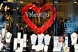 14-02-2020 Breda - Het is Valentijnsdag.  En dat zie je in de stad in steeds minder etalages terug. - Fotokrant
