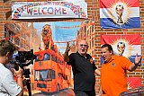 24-05--2026 Breda - De oranjeversieringen vormde het decor voor hun filmopnamen. - Fotokrant