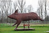 06-03-2020 Breda - In het buitengebied staat een bijzonder bankje in een wei. Het is een enorm varken. De sculptuur heet Ode aan het Varken en is van kunstenares Jantine Mook. Met het varken dat door het land reist word aandacht gevraagd voor het dierenwelzijn. - Fotokrant