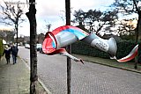 01-01-2019  Ulvenhout  - Door extreem zwaar vuurwerk is een stalen verkeersbord aan flarden gescheurd en veranderd in een gevaarlijk kunstwerk. - Fotokrant