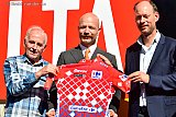 12-05-2022 Breda - Voor de start 100 dagen La Vuelta kreeg Joop Zoetemelk van wethouder Daan Quaars de rode trui die ontworpen is door de bekende Mathijs van Bergen (m) die ook kleding ontwerpt voor koningin Maxima. - Fotokrant