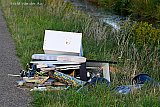 24-08-2026 Breda - Langs een polderweg midden in een natuurgebied is een aanhanger grof vuil in de natuur gedumpt . - Fotokrant