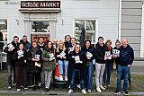 14-03-2026 Breda - Het enthousiaste team van de Bredase VVD verzamelde zich met dozen vol flyers op de Haagse Markt. Na een groepsfoto ging men op pad om elke brievenbus in Princenhage te voorzien van een flyer voor de gemeenteraadsverkiezingen. - Fotokrant