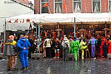 17-02-2026 Breda - Carnavalsvierders schuilen onder de tijdelijke tent bij De Bruine Pij. - Fotokrant