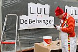 07-02-2026 Breda - Dankzij de creativiteit van D'n Vuilen Oek was er  tijdens de carnavalswandeling volop humor. Zo kwam men oa deze Lul De Behanger tegen. - Fotokrant
