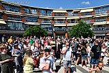 10-06-2023 Breda - Op het plein van winkelcentrum Heksenwiel verzamelde zich de wijkbewoners. - Fotokrant