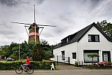 28-07-2023 Ulvenhout - De afgelopen week zijn de houten versleten wieken van Molen De Korenbloem in het kerkdorp er afgehaald. De stalen roeden zitten er nog op. Voor de renovatie is geld ingezameld door de actie Red jij de wieken. - Fotokrant