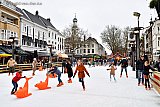 23-12-2019 Breda - In de binnenstad is het Winterland met een ijsbaantje en een ernstig in opspraak geraakte kerstboom. - Fotokrant