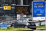 13-04-2020 Breda - Bij de IKEA stond een tekstkar met daarop de tekst dat de meubelgigant gesloten was. Reden voor veel mensen om rechtsomkeer te maken richting huis.Toch kon men er wel bestelde spullen afhalen. - Fotokrant