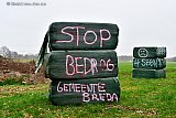 25-02-2023 Breda - De boer die al een aantal dagen met teksten op hooibalen actie voerde tegen de 180 tijdelijke (15 jaar)  woningen die men in de Haagse Beemden wil gaan bouwen, heeft op last van de gemeente zijn hooibalen moeten verwijderen. Dit omdat deze op gemeente grond stonden. De tijdelijke woningen zijn bedoeld voor 1 en 2 persoons huishoudens, statushouders en ex GGZ clienten. - Fotokrant