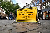 13-05-2020 Breda - Tijdens de Markt worden bezoekers middels fel gele waarschuwingsborden erop geattendeerd 1,5 meter afstand te houden. - Fotokrant