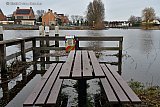 28-12-2023 Breda - Door extreme regenval staat rivier De Mark zeer hoog. Picknicken kan nu ook in het water. Tot nu toe hebben de instanties  de situatie onder controle. - Fotokrant