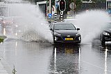 04-07-2021 Breda - Automobilisten worden verrast door de enorme hoeveelheid regenwater die op het wegdek van de Backer en Ruebweg terecht is gekomen. - Fotokrant