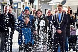 02-04-2022 Breda - De ouders en het broertje van Nagellakheld Tijn Kolsteren kijken samen met burgemeester Paul Depla naar de fontein op het waterplein dat net naar Tijn is vernoemd. - Fotokrant