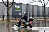 12-02-2023 Breda - Een deelscooter blijk ook een prima waterscooter te zijn als een aantal straten onder water staan door een gesprongen waterleiding. - Fotokrant