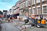 04-10-2021 Breda -  Op de Grote Markt is een aannemer bezig met de aanleg van een waterspeelplaats. Deze moet in de zomer voor verkoeling zorgen. - Fotokrant