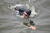 18-08-2026 Breda - Maarten van der Weijden is bezig met zijn 22 steden zwemtocht. Hier komt hij langs de Haagse Beemden. - Fotokrant