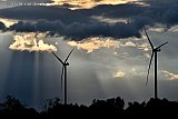 02-09-2025 Breda - Als de avond valt zijn er zonneharpen te zien tussen de regenwolken en de  windmolens. - Fotokrant