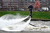 17-12-2025 Breda - Op Rivier De Mark was voorafgaande aan de onthulling op t Zoet flyboarden te zien. - Fotokrant