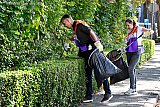 22-09-2022 Breda - Zelfs in de heggen speurde men naar het zwerfafval. Na een middag zwerfvuil ruimen is de wijk weer een stukje schoner. - Fotokrant